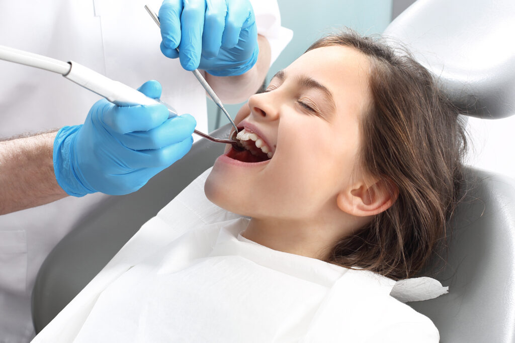 dental work for children
Treatment of the tooth, the dentist cleans loss 